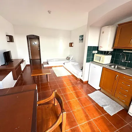 Oura Apartament *
