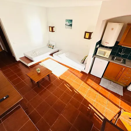 Oura Apartament *